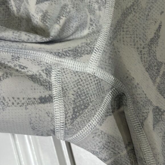 Lululemon Wunder Under Hi-Rise 1/2 Tight 17" Size 4 - Picture 6 of 9